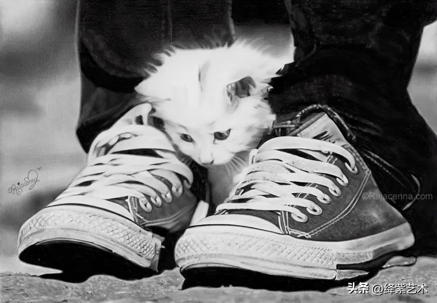 女画家用双手同时画画,用手画画女画家