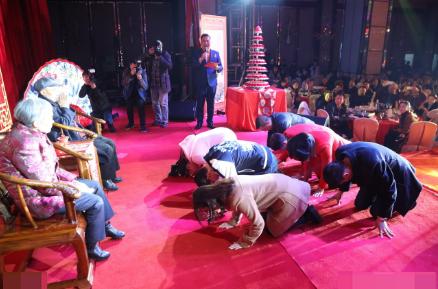 不堪入目，杭州女大学生地铁“奴性”事件遭疯传，网友：震碎三观