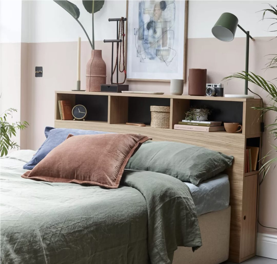 卧室门到天花板还打柜子不,小卧室装修墙面上打隔板放东西