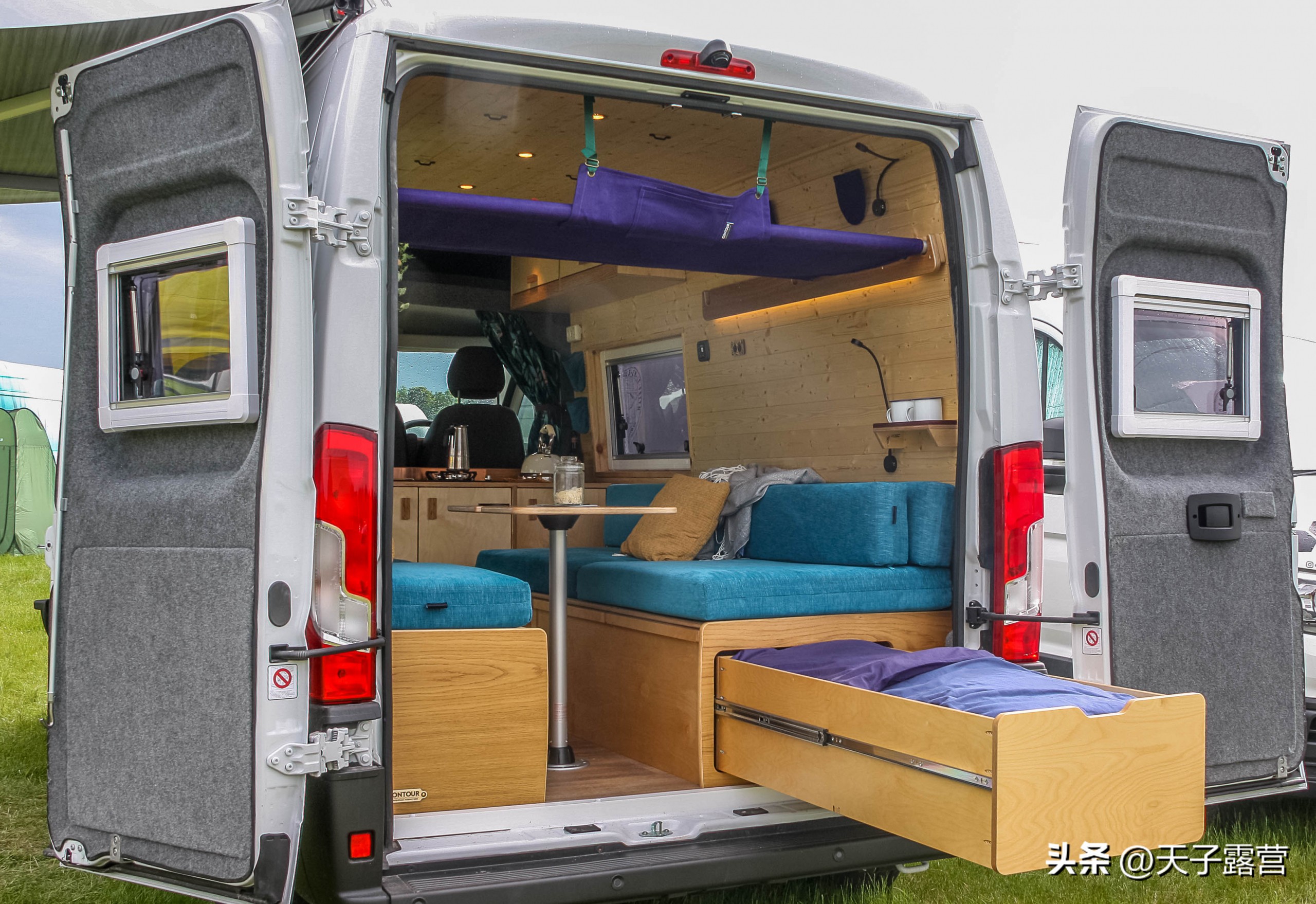 全球十佳露营车家具设计生产商舒适的座椅、一张大床和会客沙发