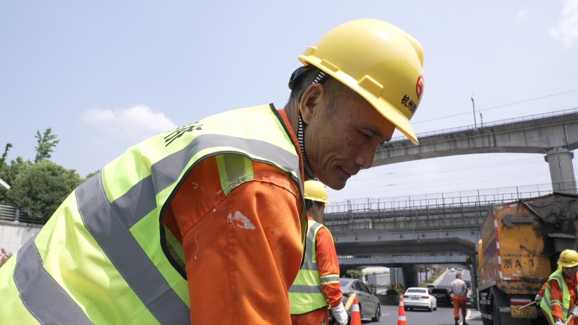 纯悦“一瓶水接力”第六季：送出清凉，让爱延续，致敬脚踩“火炉”的筑路人