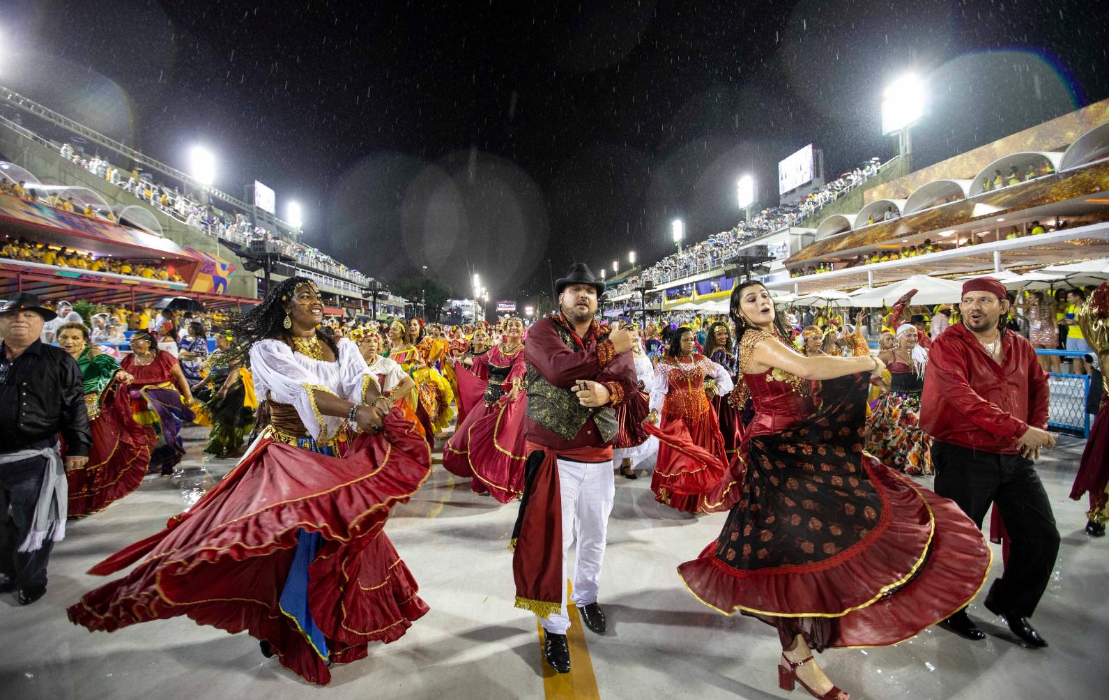 巴西狂欢节有多“开放”？全民“裸奔”，政府呼吁民众克制天性！