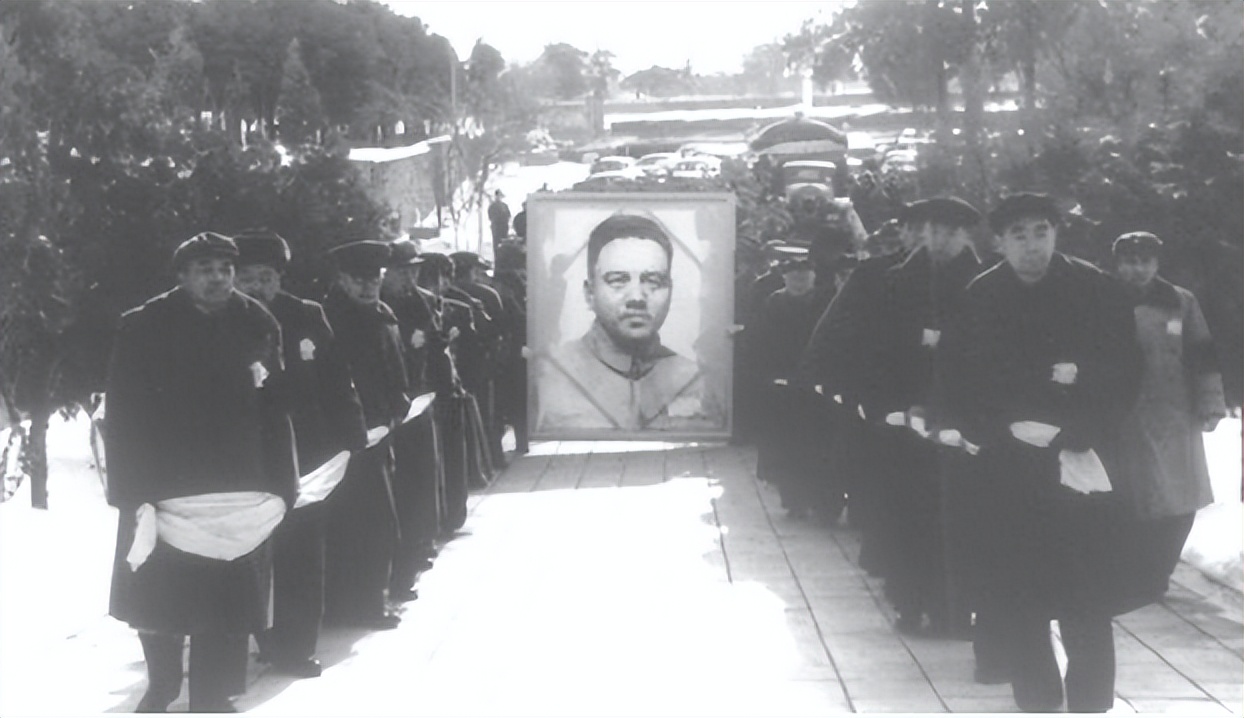 1954年的特殊葬礼：周总理带头执绋，5位元帅一同送别老战友