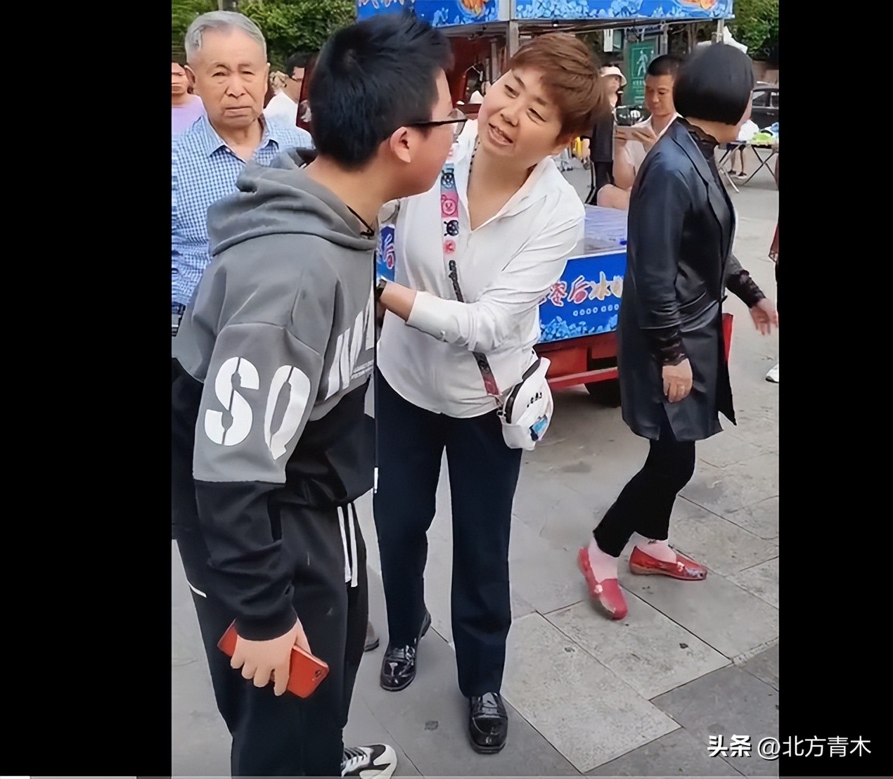 奶奶买卤菜让孙子交手机,奶奶买卤菜给孙子