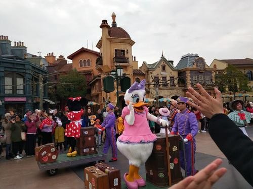 达菲的新朋友是黄牛？凌晨三点超5000人迪士尼排队买玩偶｜欧界