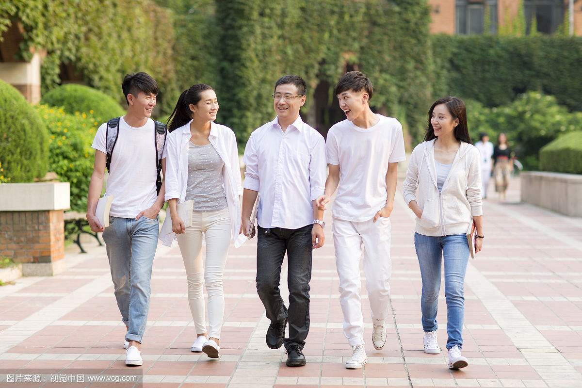 女大学生校内兼职！个个面若桃花，男生趋之若鹜，生意能不火吗？
