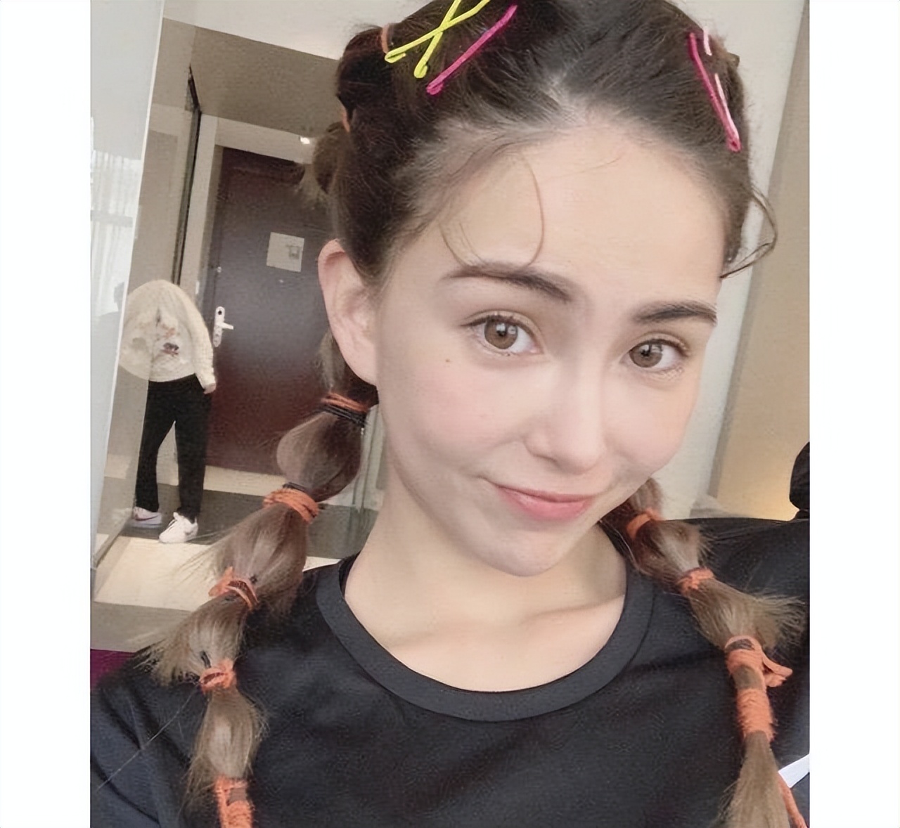 儿童用泫雅风彩色发夹怎么扎好看 (泫雅一字夹发夹佩戴方法)