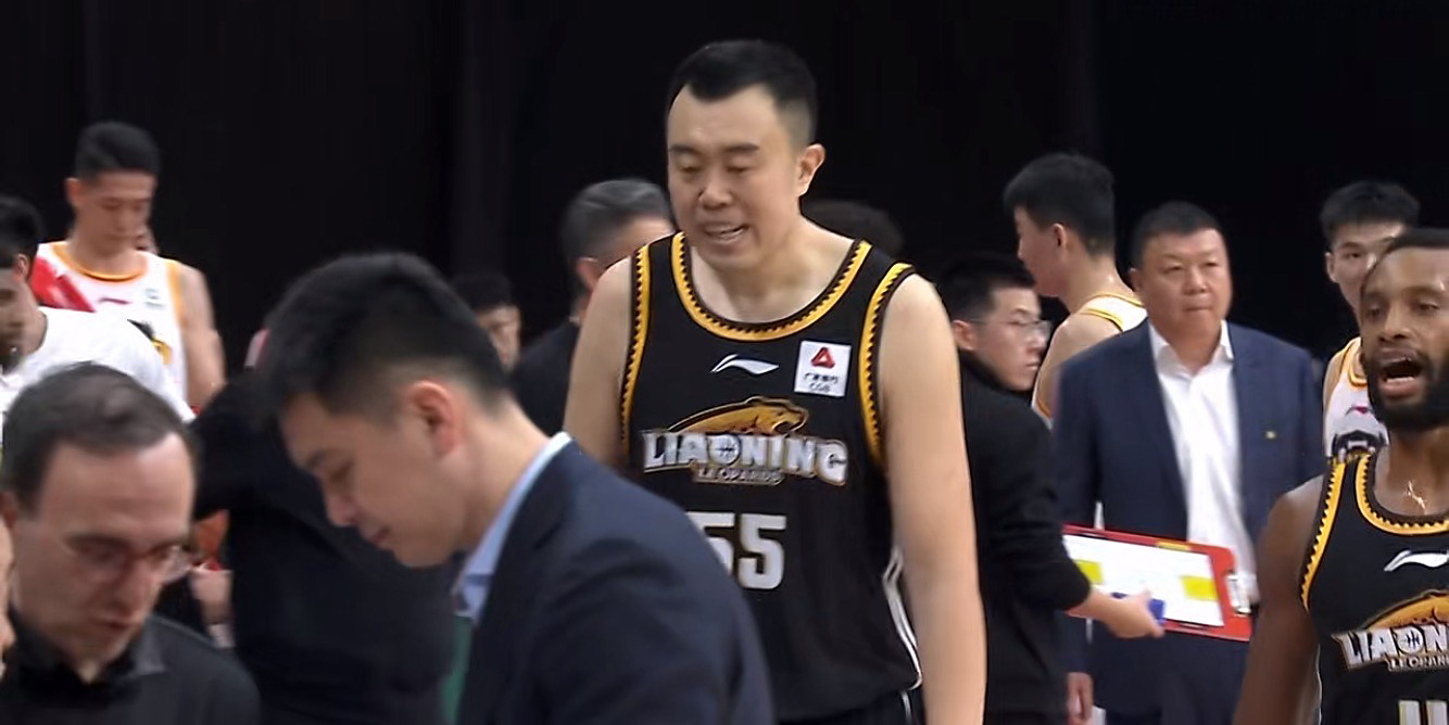 辽宁半场13记三分,赵继伟投进三分杨鸣表现