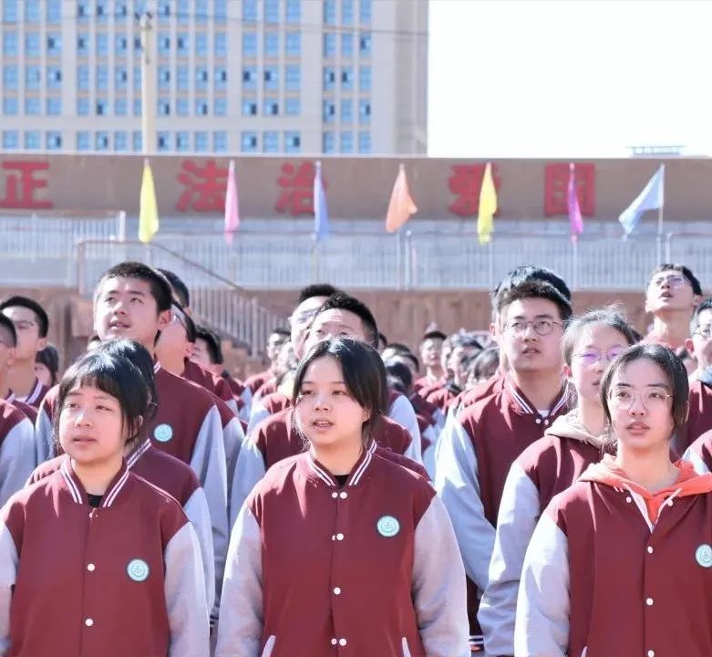 开学季校园展示打卡,开学啦冰墩墩小学生积极向上图片