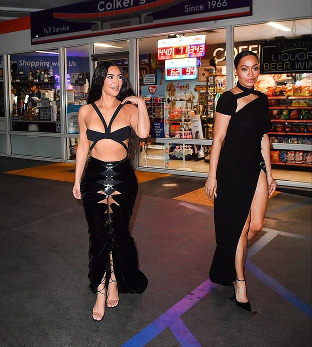 金卡戴珊穿婚纱亮相侃爷演唱会,金卡戴珊穿500万礼服视频