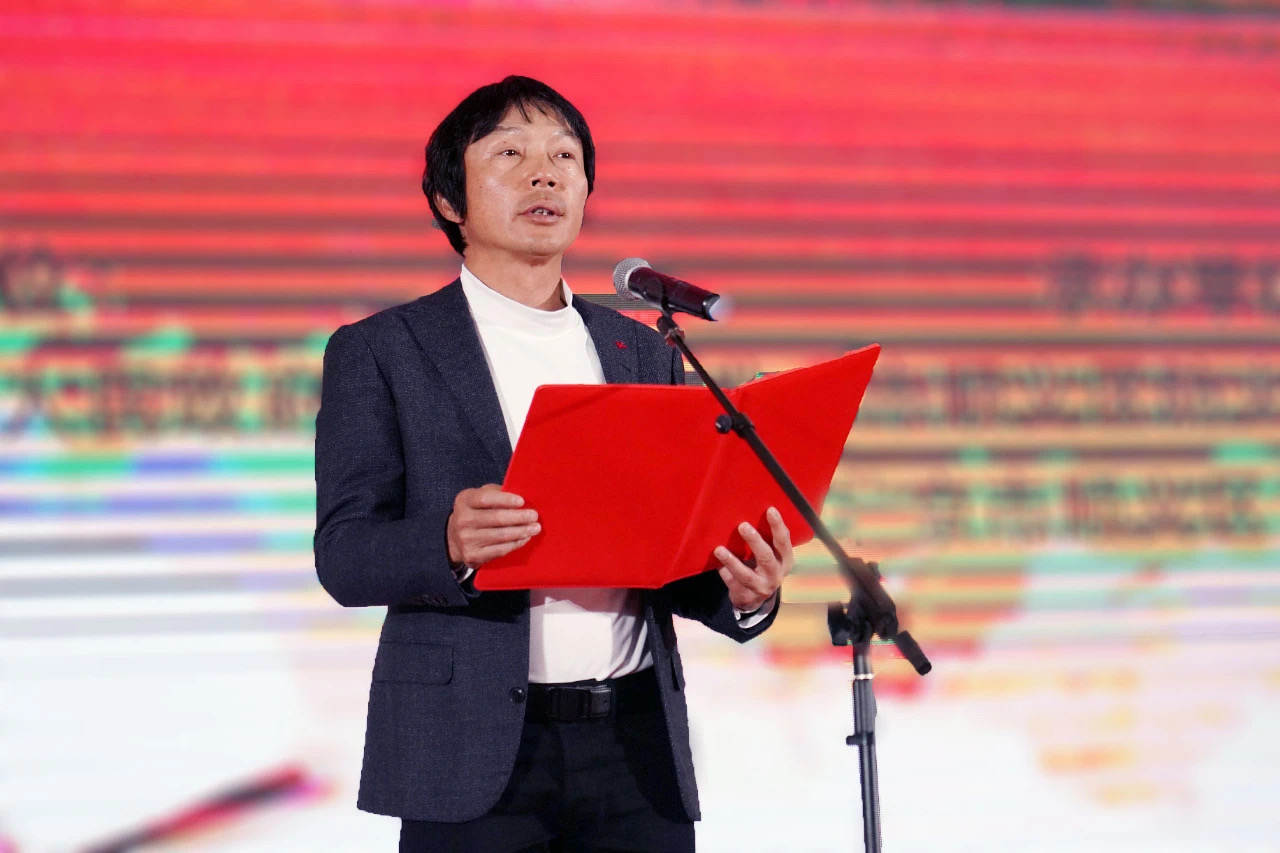 54岁四川男人,开蛋糕店身家20亿,离婚后玩摄影去过53次非洲