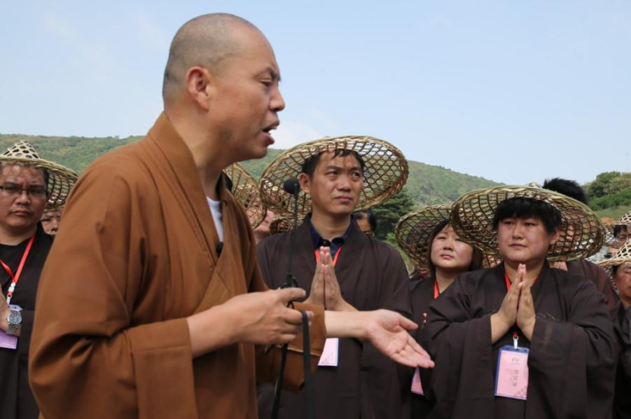 延参法师被猴耍的搞笑视频,延参法师淡定斗猴系列视频