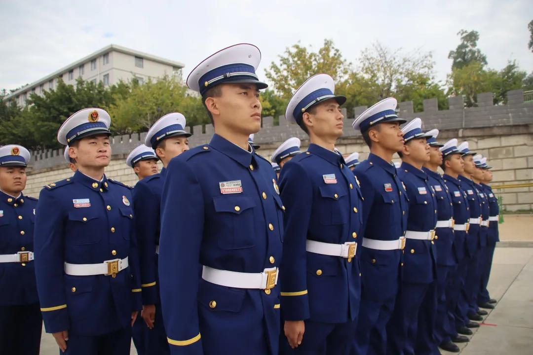 新消防员队列训练,消防员阳光下队列训练