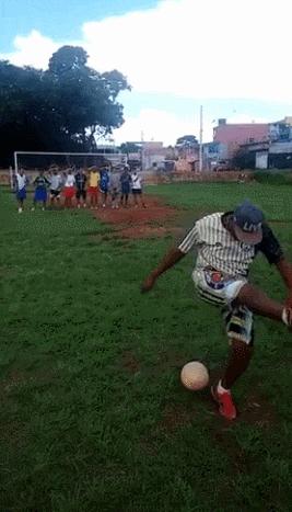 我想问一下这到底是足球还是篮球呢？这电棒是干什么用的