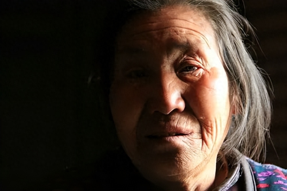 人老了只有儿孙陪伴才是福,人老了儿女在身边才是最重要的