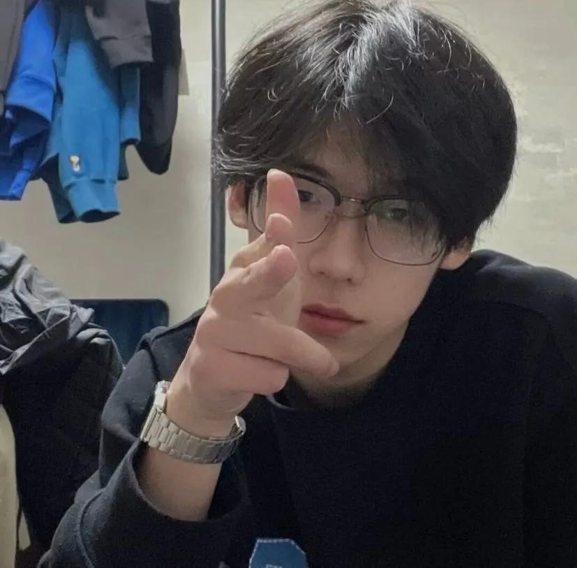 男生头像阳光简单干净,男生头像冷酷帅气