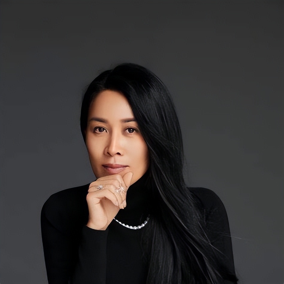 父亲和溥仪合照，又是正经的“皇亲国戚”，那英到底是何身份？