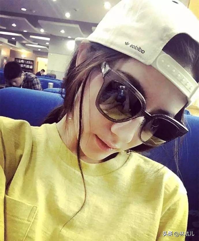 杨幂赵露思小白裙,赵露思穿搭和杨幂穿搭风格