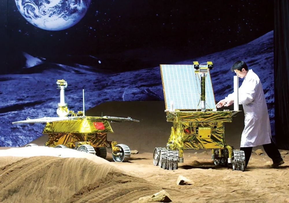 中国首次载人登月：2名航天员上月球！为什么不在美国之前执行？