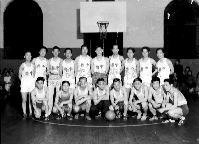 一百多年前的清朝刑法老照片,犯人身在人间,却比地狱还要难受