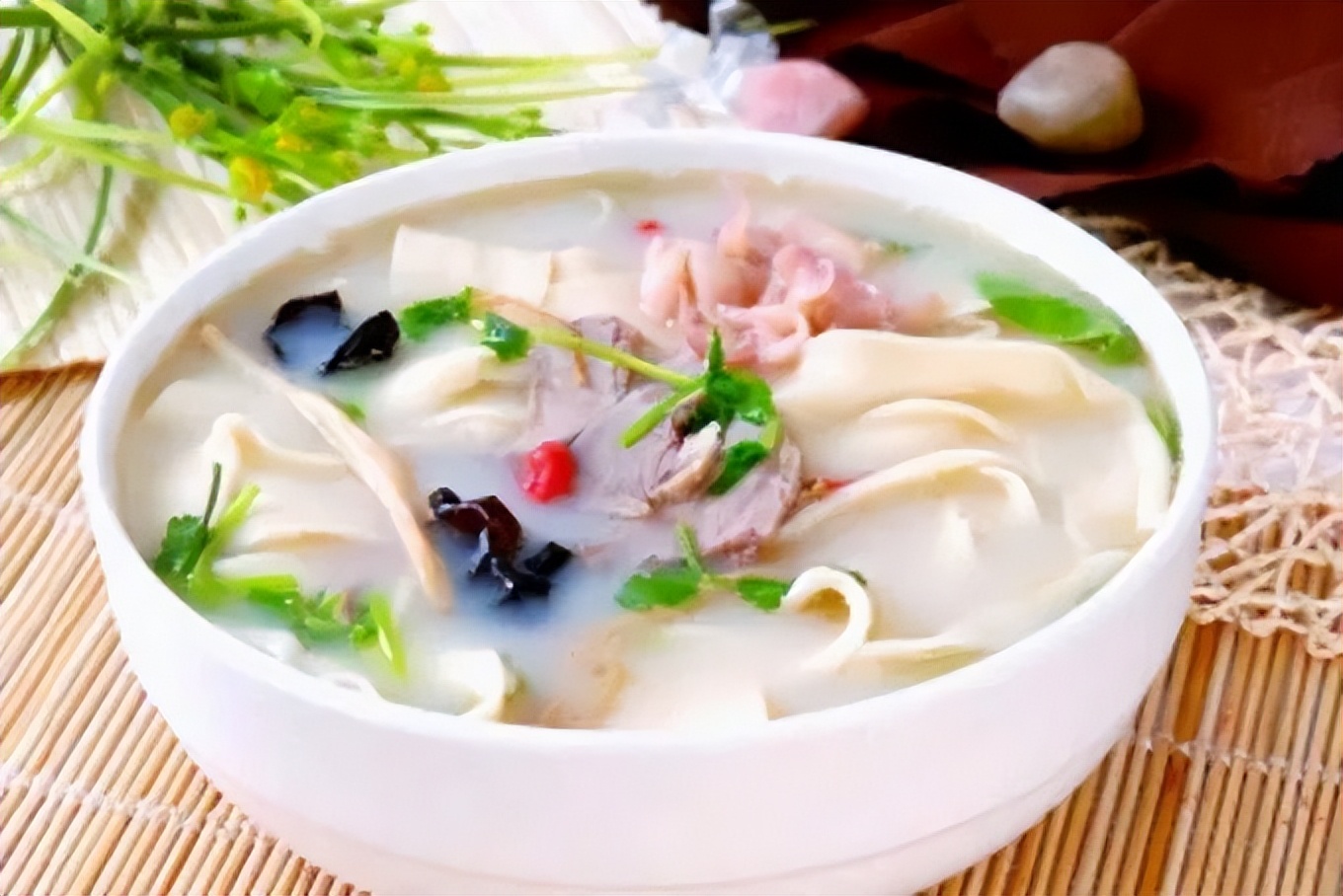 孩子用勺子喂饭不肯吃怎么办,孩子吃饭手不扶碗怎么改