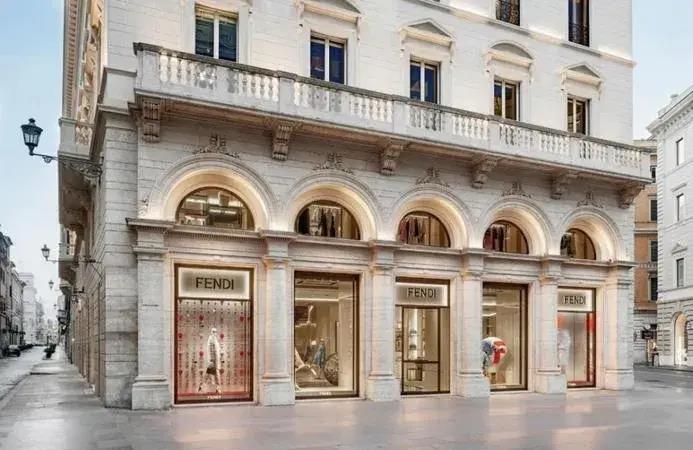 王妃嫁外国王室：巴黎奢品店工作，拒绝肯德基！