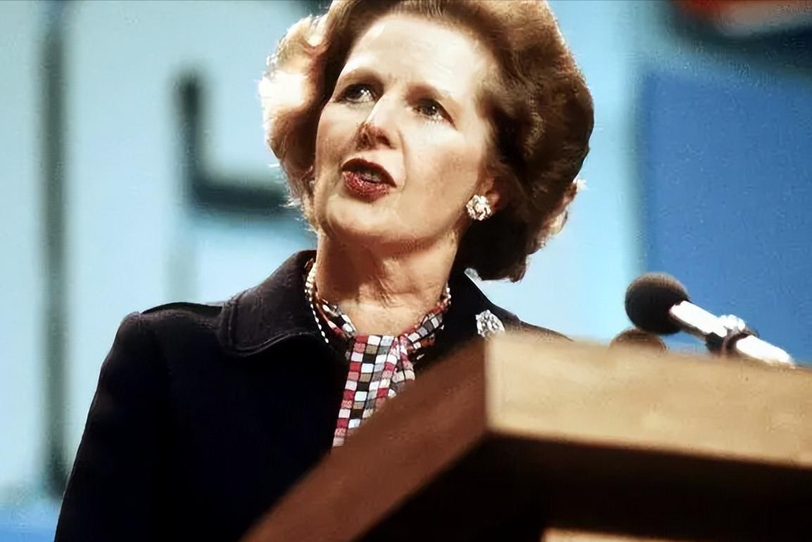 *小平邓**烟瘾大，愿意打桥牌，他的牌友说：他打牌有两个规矩