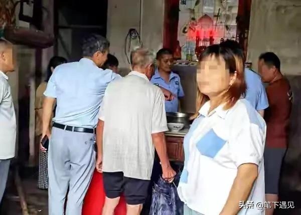 食用油被别人投毒,女子自曝一家16口被投毒