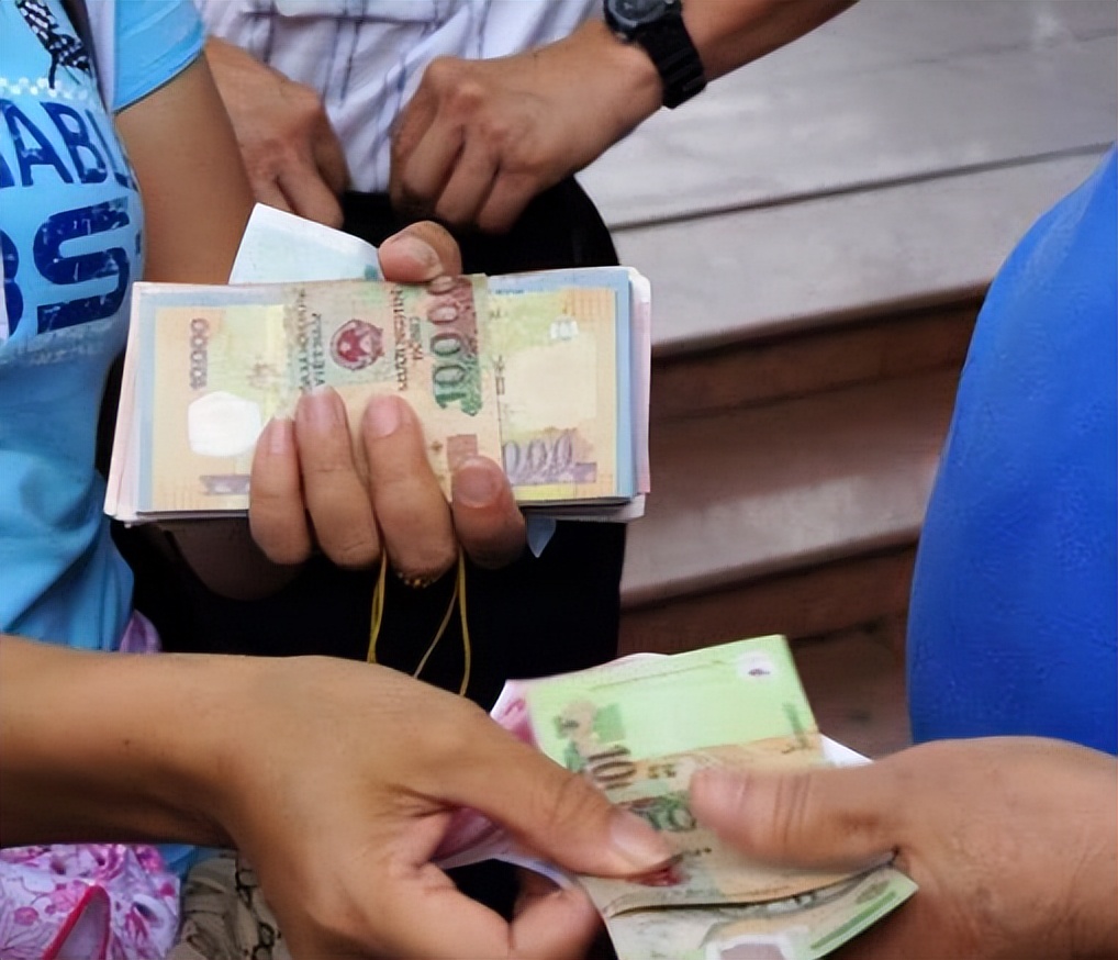 越南人民币被当众摆放在街头,为什么越南大街上放人民币