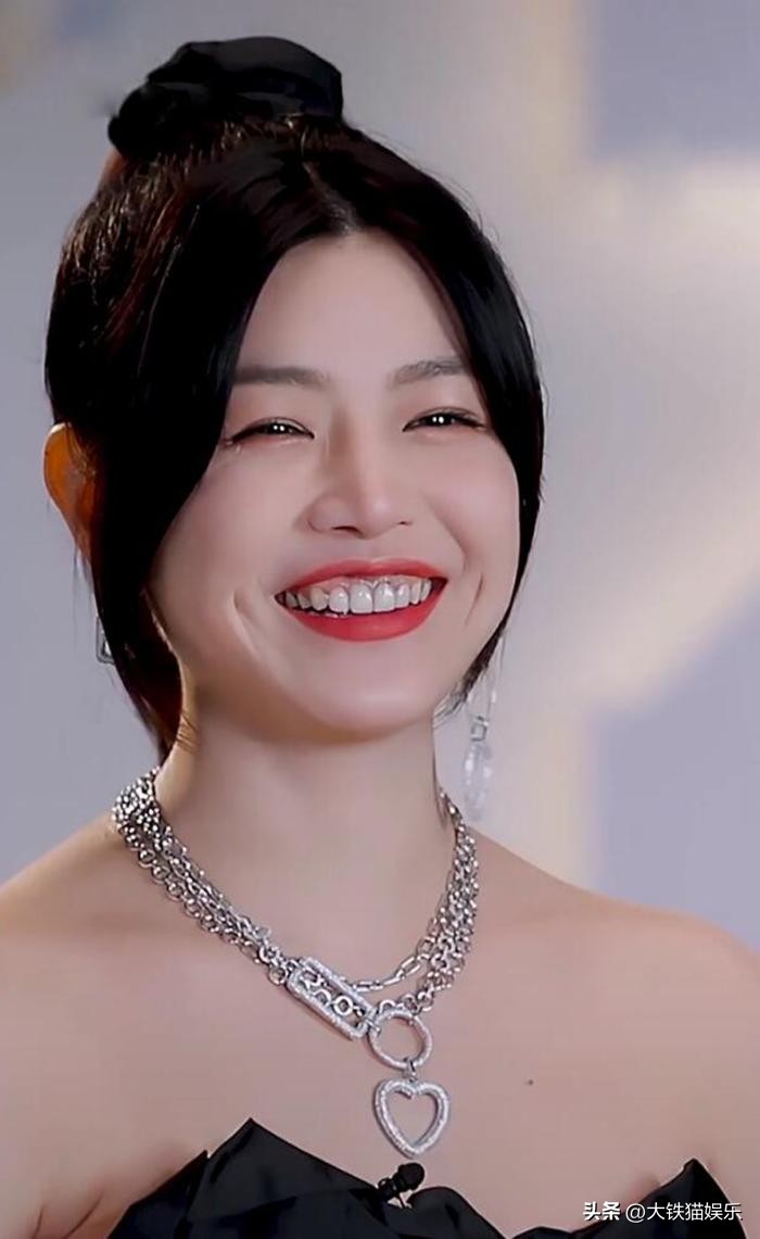 张嘉倪“假屁股”揭露了女星的伪精致，从头假到脚，还有啥是真的