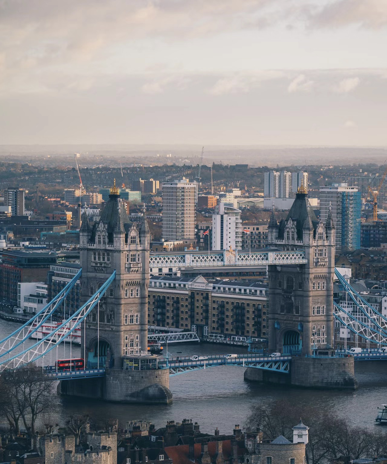 伦敦塔桥建造历史,伦敦塔桥附近的建筑
