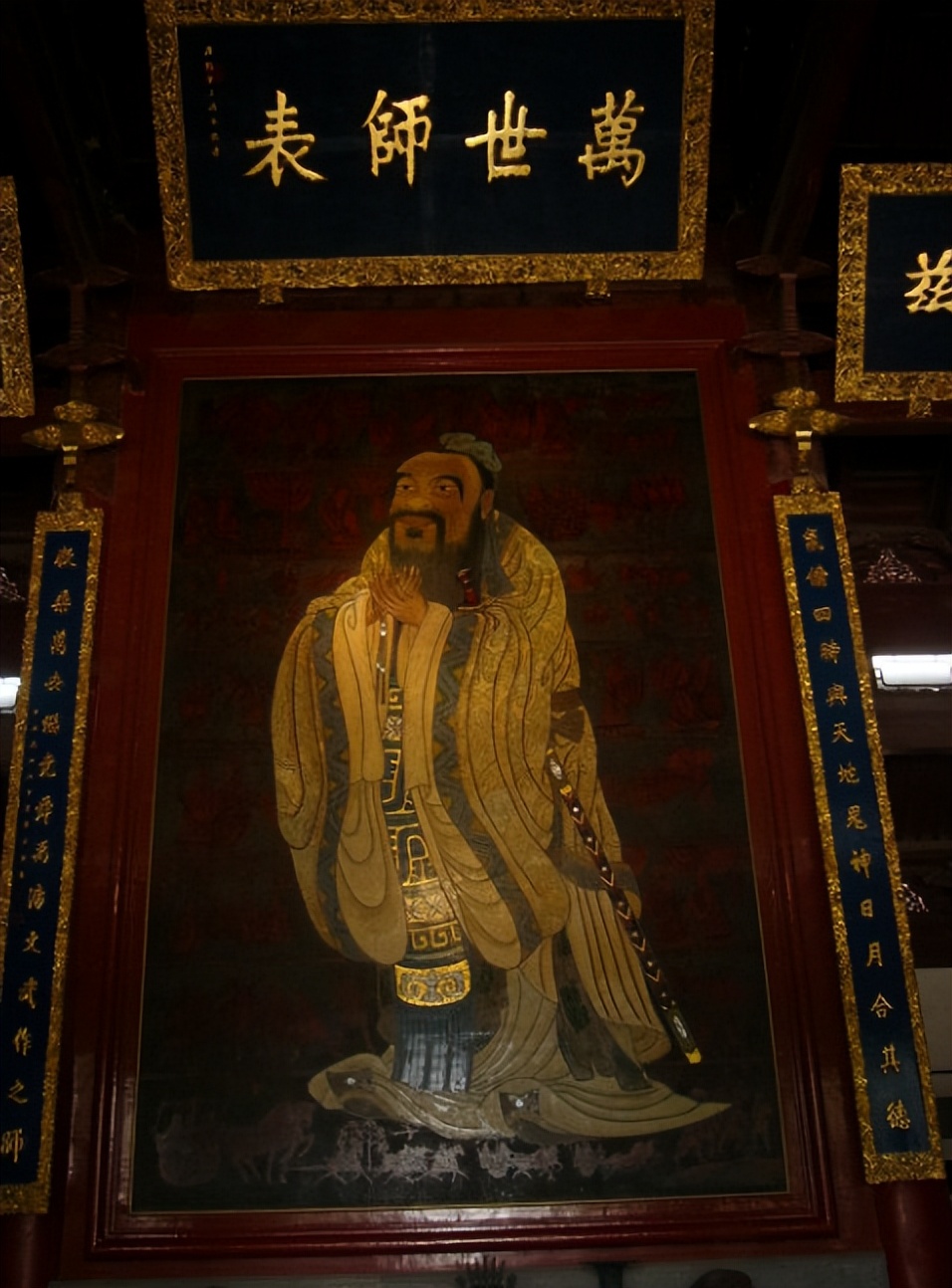 毛主席游孔林，突听“砰”一声响，他问孔子后人：这里常打枪吗？