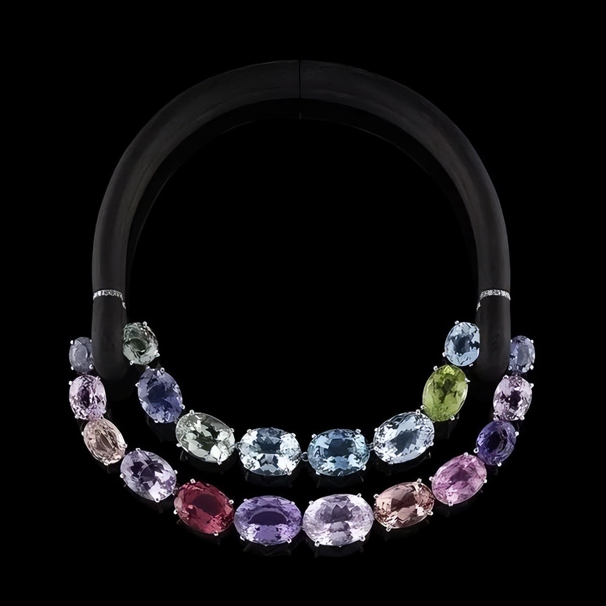 登上苏富比、用各种奇特新材质……邀你进入这位意大利设计师的珠宝新世界