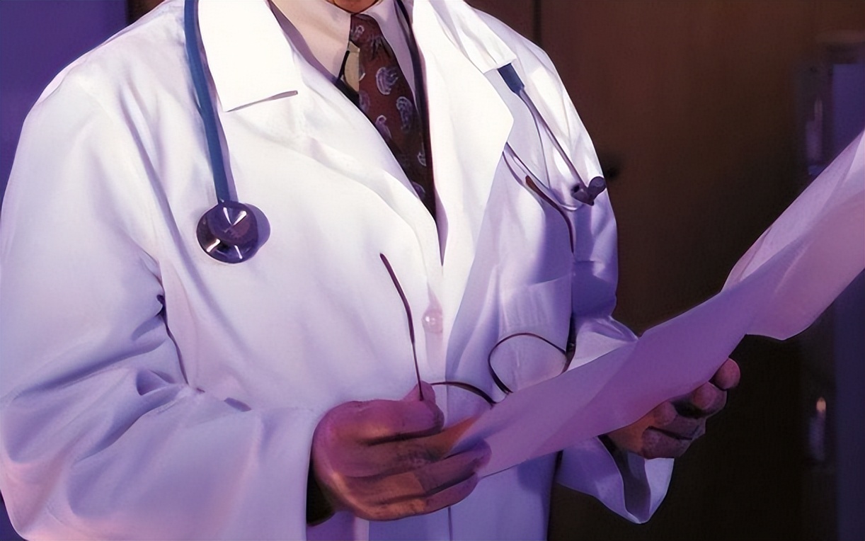 六旬男医生，趁体检猥亵患者，舔女病人*处私**，事后只被拘留5日