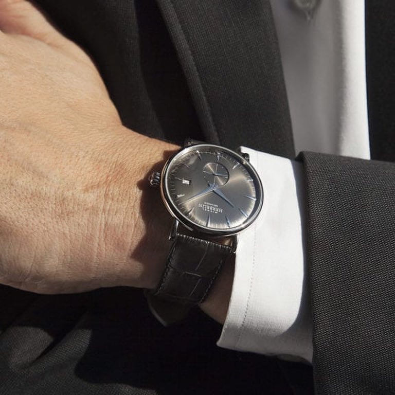 手表有保卡专卖店维修花钱吗,手表有保卡保养要钱吗