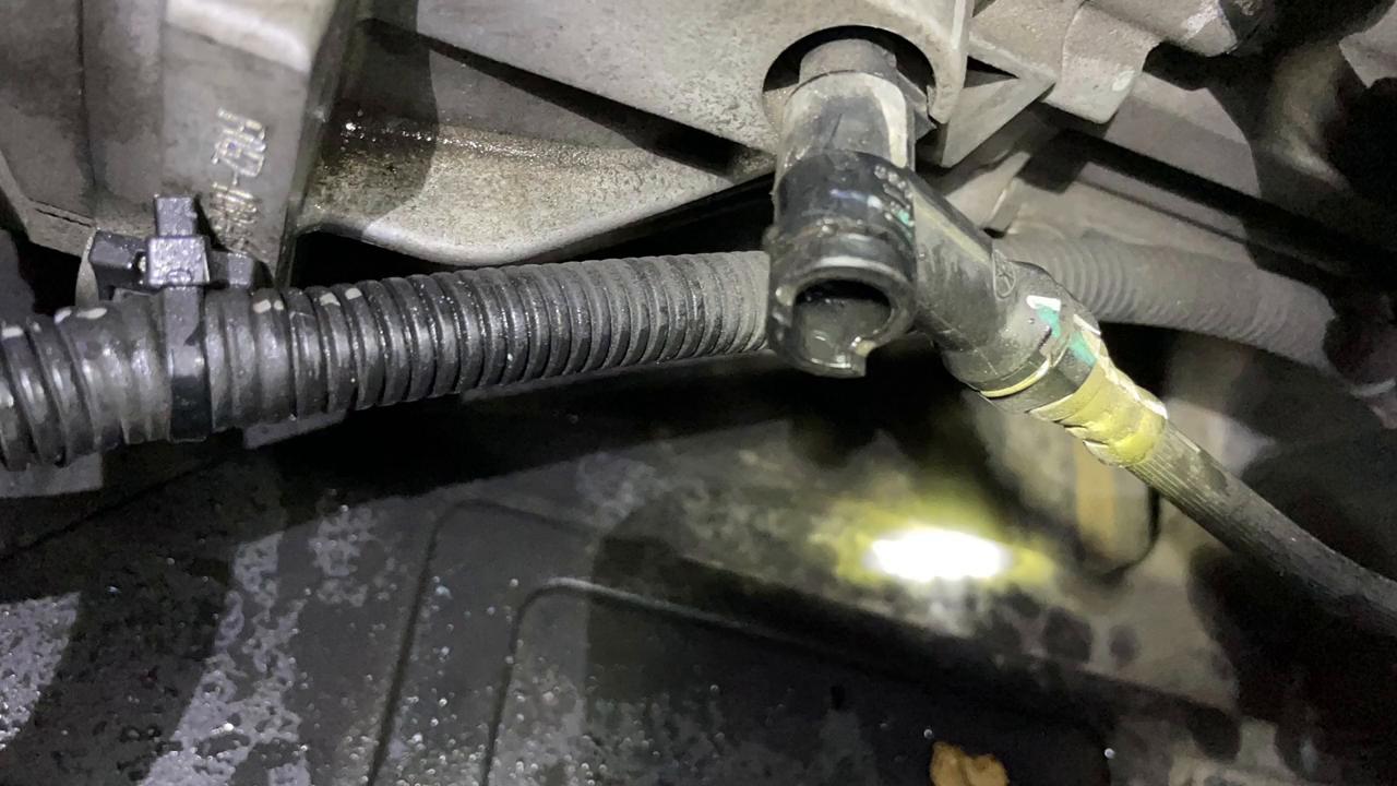 桑塔纳离合器分泵油管漏油,离合器分泵与油管接头漏油