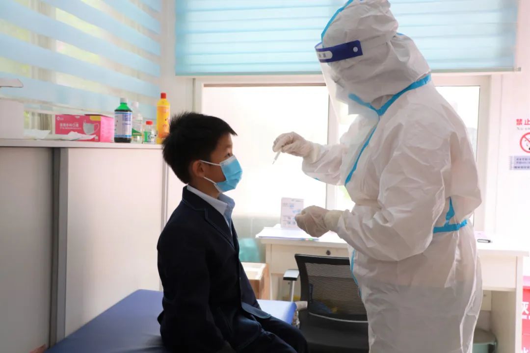 学校新冠肺炎疫情防控工作简报,小学开展新冠肺炎疫情教育