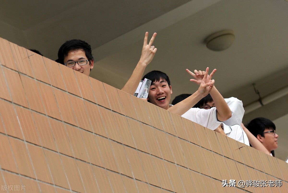 高考200分无学可上,我建议他去北京上职校,十多年后拿茅台感谢