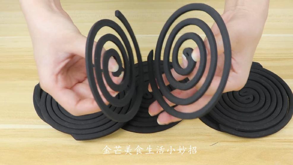 今天才发现，一条毛巾就能把蚊香完整分离，1秒一个，太实用了