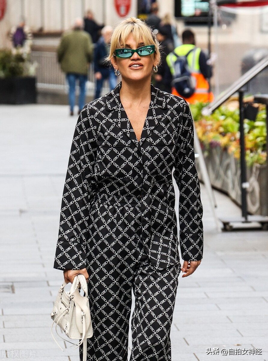 阿什利罗伯茨蓝色连衣裙 (阿什利罗伯茨黑色工装裤)