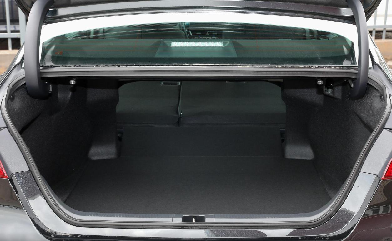 大众迈腾和凯美瑞2.5,大众迈腾330对比丰田凯美瑞2.0双擎