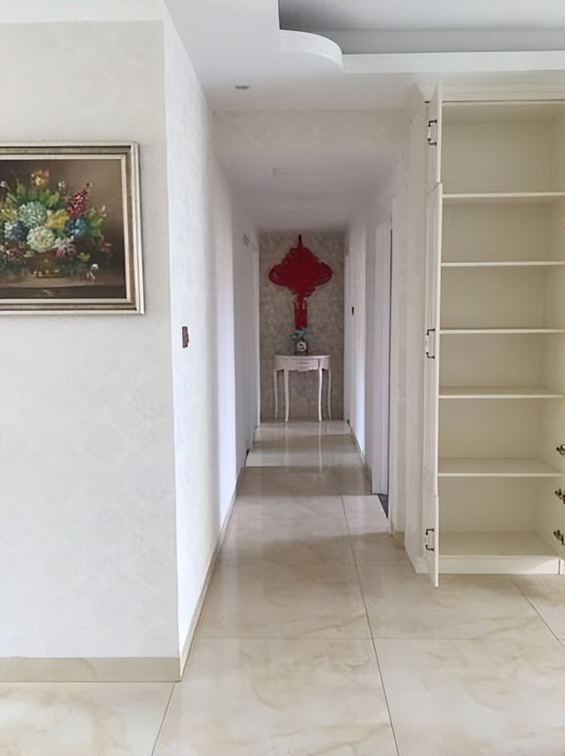 新房装修完毕，120平花了25万，客厅却被小姑子的十字绣毁了