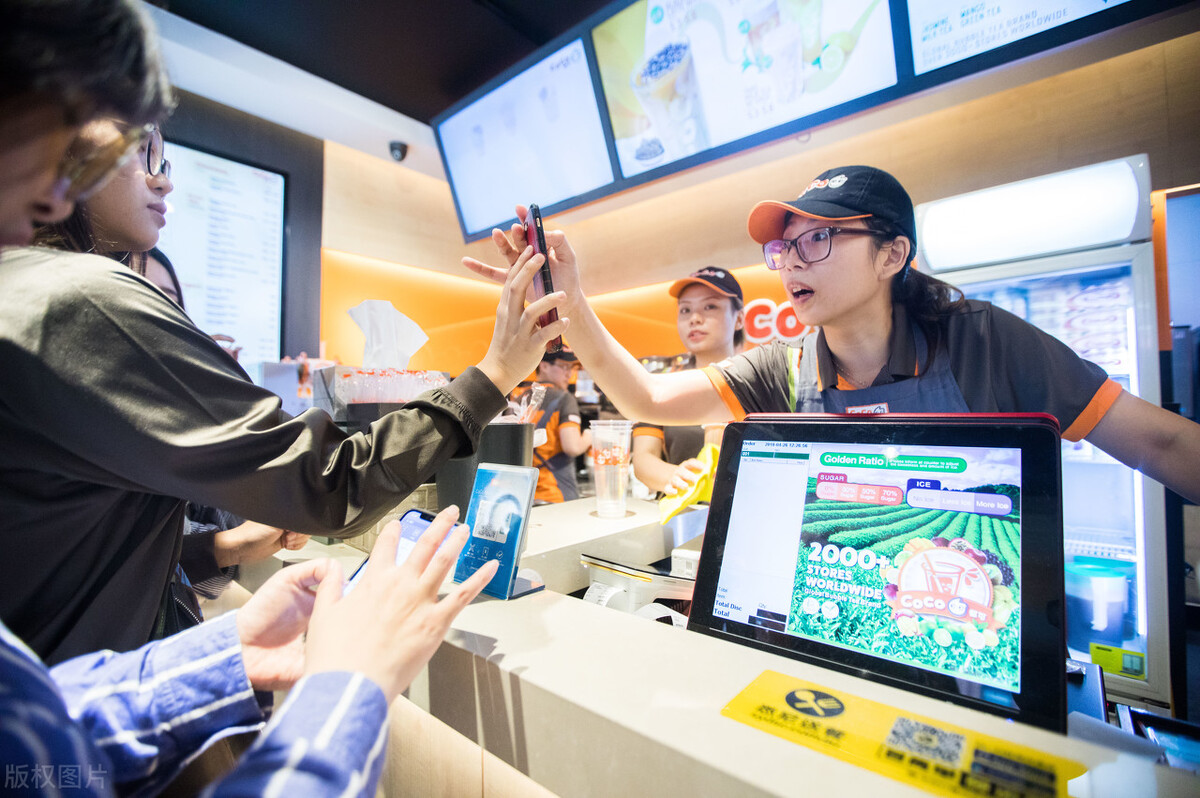 花两个小时排队买杯奶茶吐槽,买奶茶排队3小时的真相