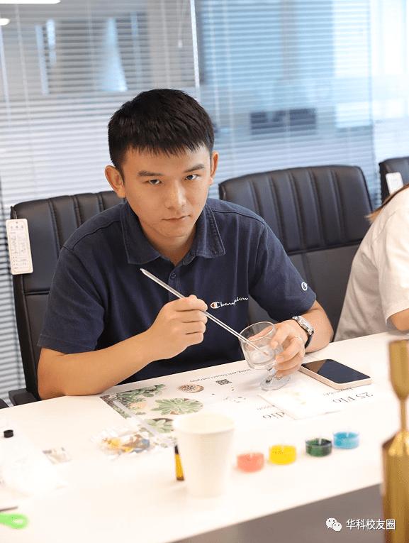 10年前他从名校休学创业获投1000万，最惨时全亏光，公司只剩5人