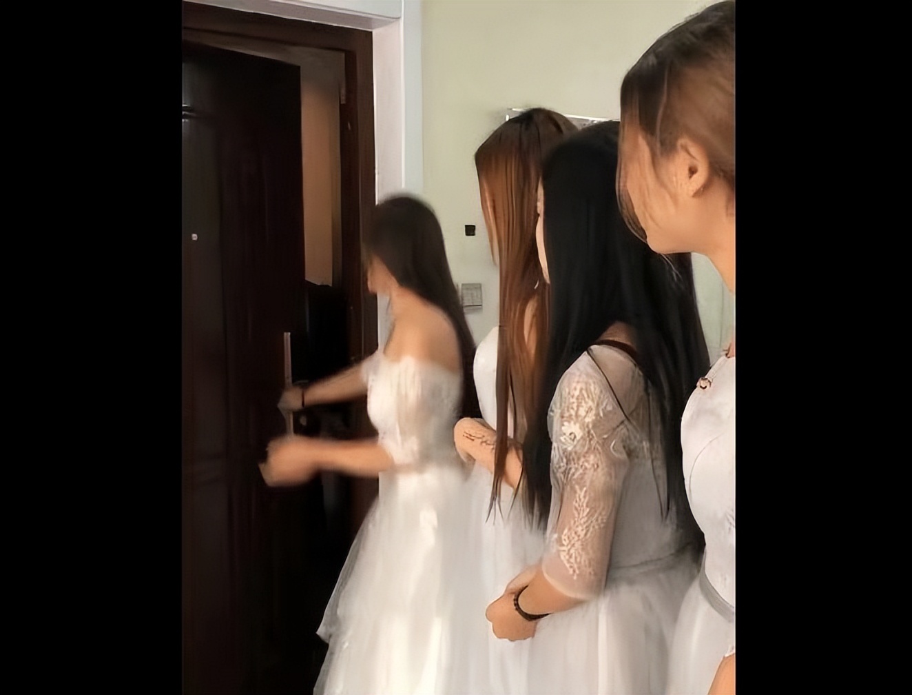 伴娘堵门要红包伴郎连人带门踹倒,伴娘堵门要红包后续