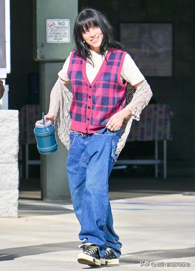 欧美明星时尚街拍2019年7月30日,欧美老年时尚博主穿羽绒服街拍