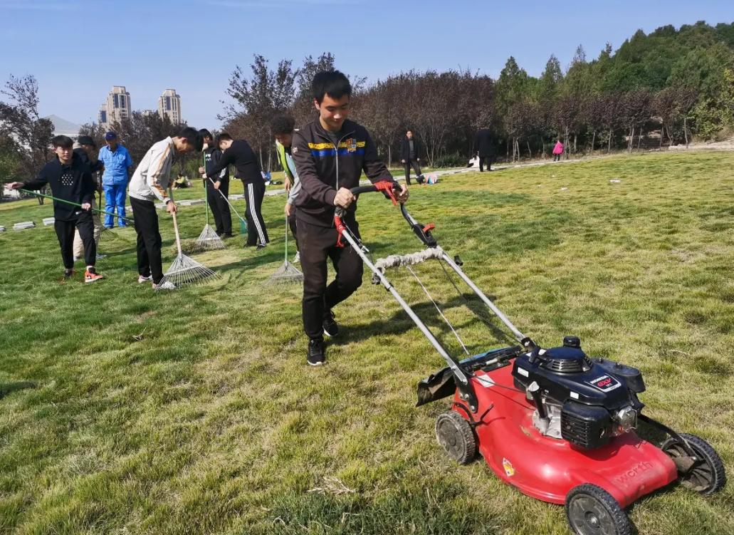 大学生不愿“薅草”，竟拿老师的草药撒气，无知而不自知真可怕