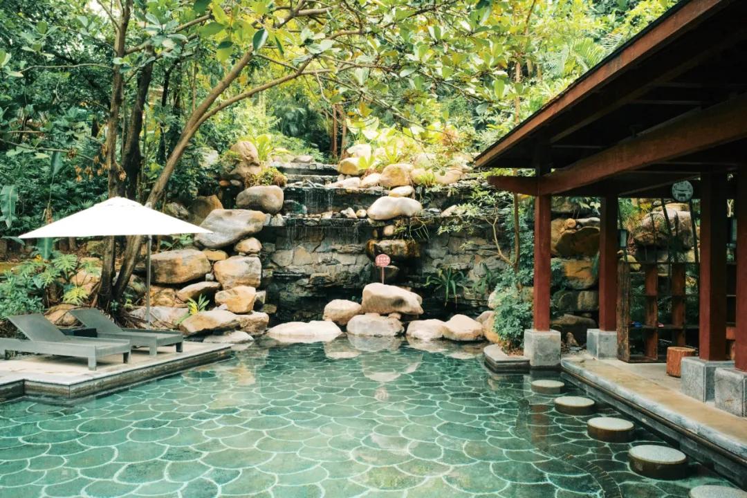 只知道来这儿买房，明明温泉这么好泡、海鲜这么好吃