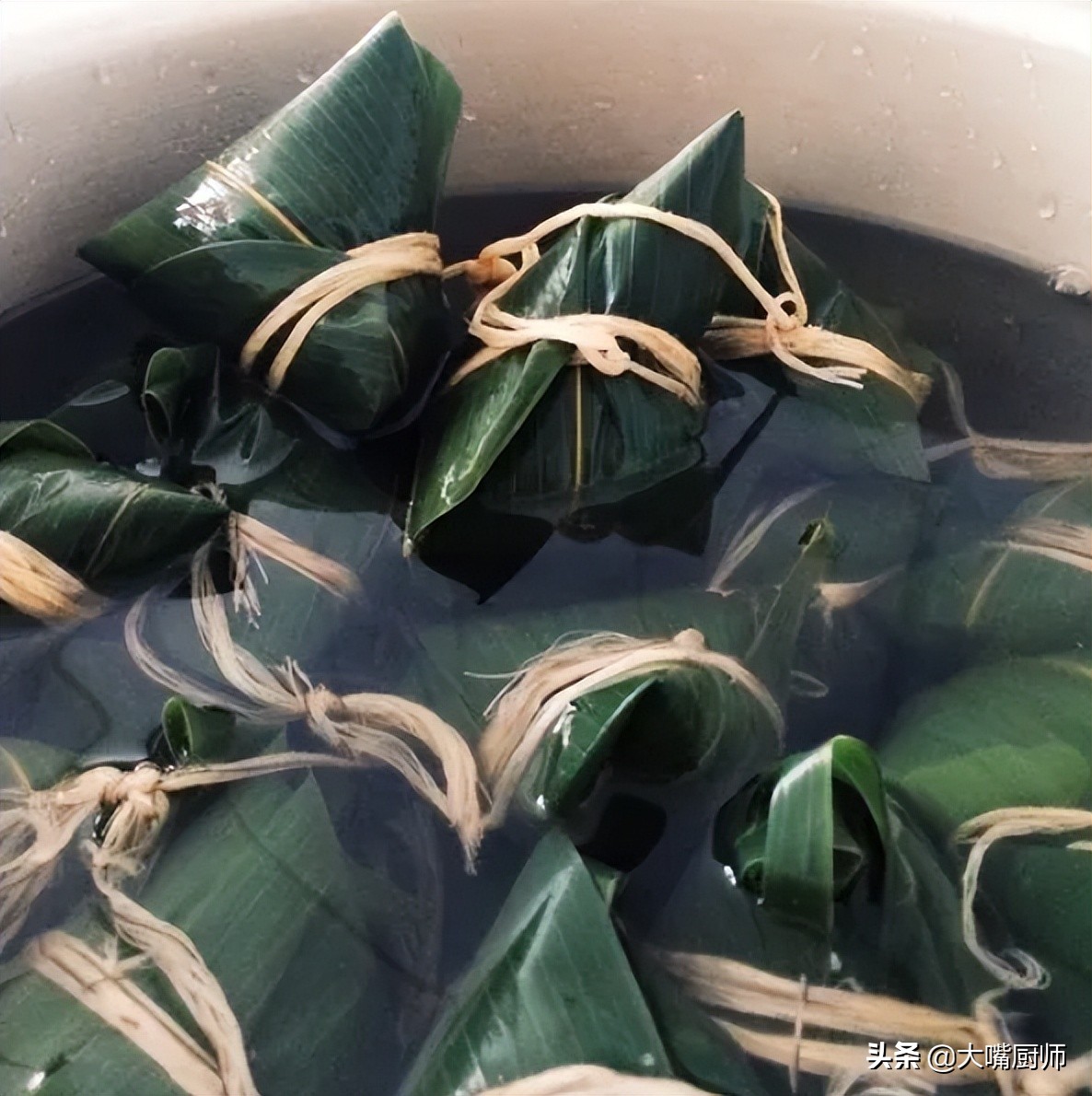 煮粽子的小技巧粽子煮多长时间,煮粽子时为何会出现粽子夹生现象