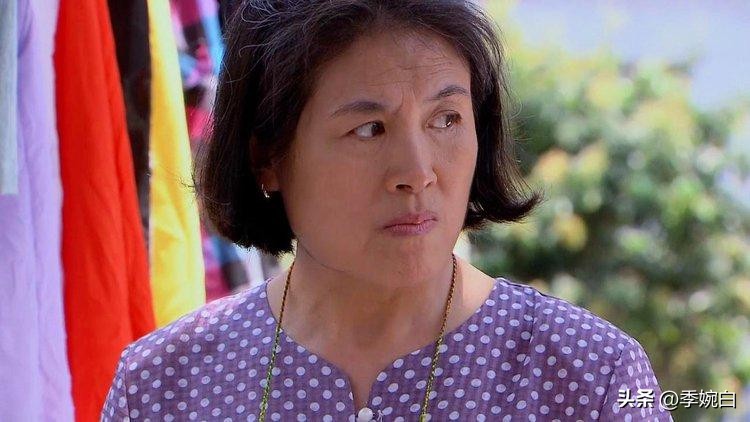 “28岁女儿下跪”事件:那双没买的200元鞋子,到底打了谁的脸?